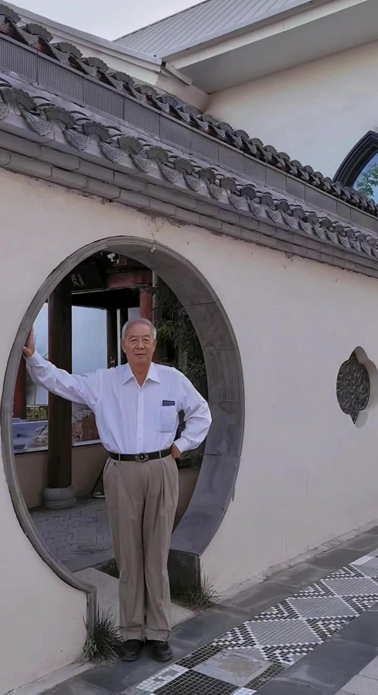门畔留影