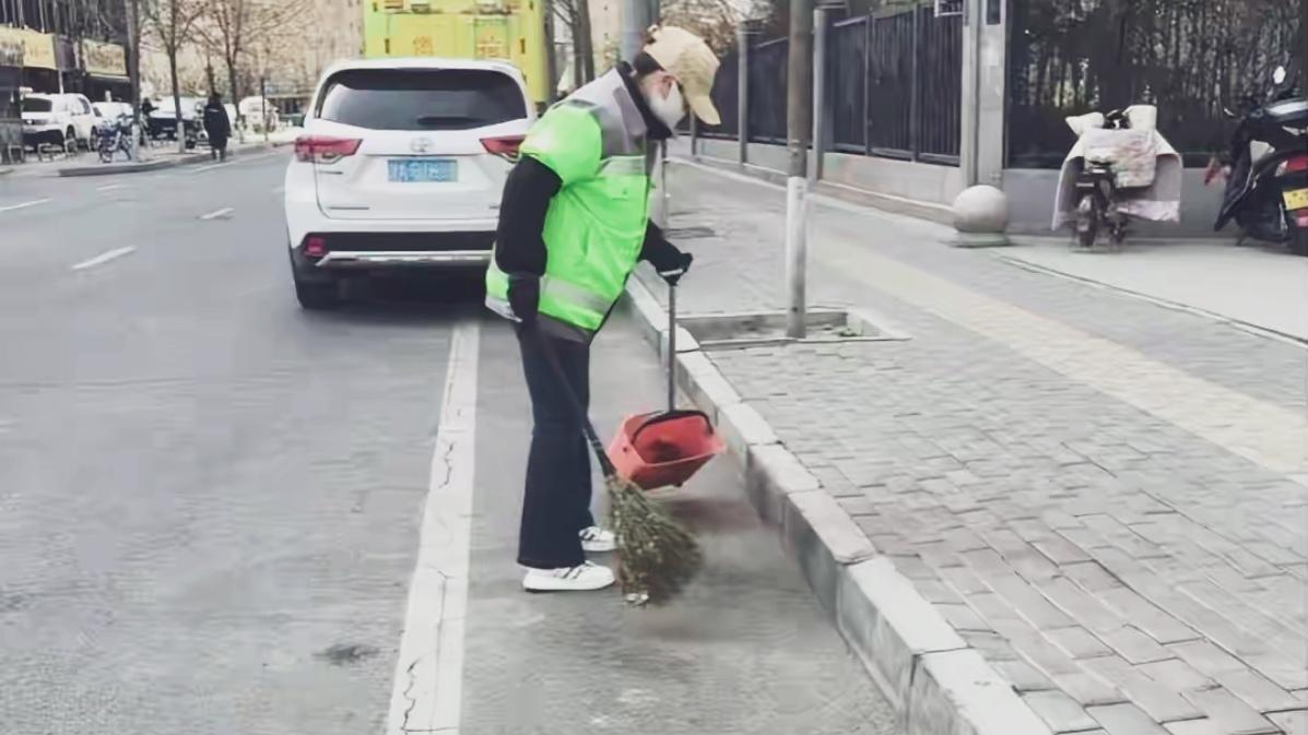 🔥安宁环卫全面升级！精细保洁让城区颜值再上新台阶。安宁区环卫中心强化作业，推行