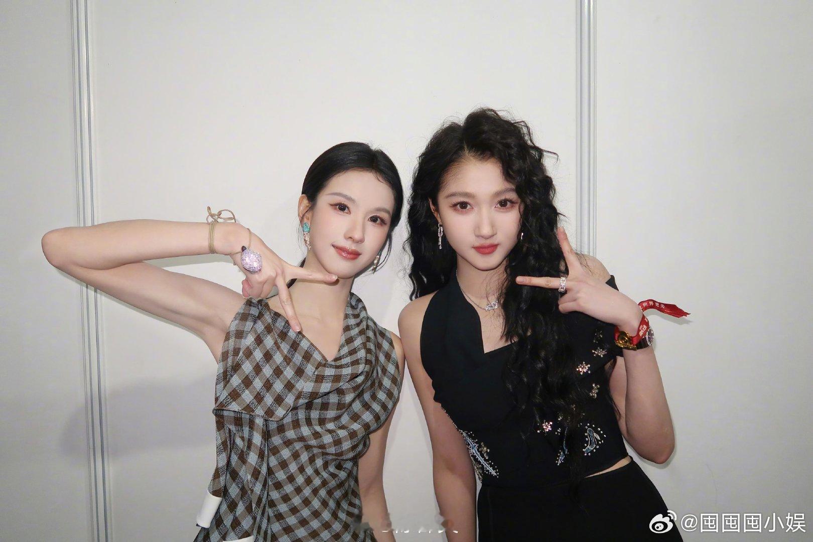 关晓彤陈都灵比耶合照关晓彤陈都灵合影关晓彤陈都灵比耶合照，一个俏皮比耶一个温柔浅