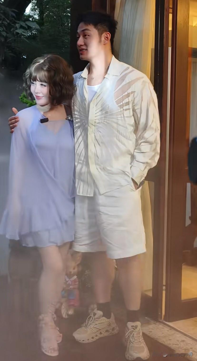 于会长和任任矛盾解除！
于会长和任任又开始一起出席活动了，于会长做了新的发型，这