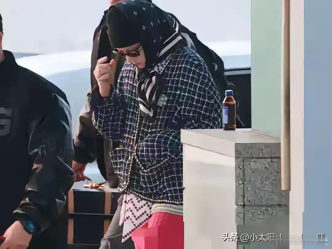 他到底是大明星，就是有偶像包袱。出行把自己裹得严严实实的。头戴香奈儿的头巾，搭配