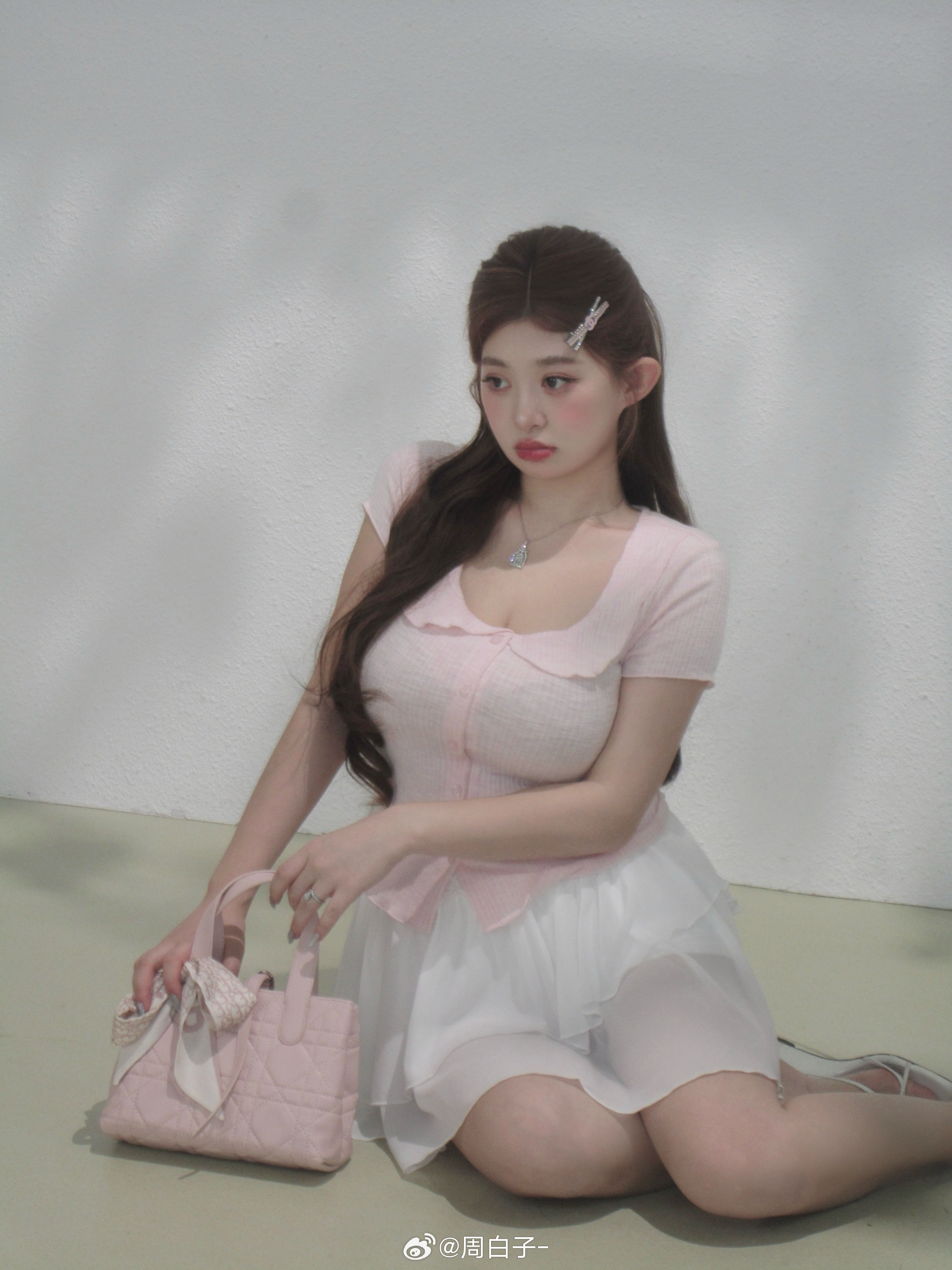 一键回溯少女时代的“棉花糖Tee”🧈腰侧微微收腰 下摆弧度非常的巧妙📏!娃娃