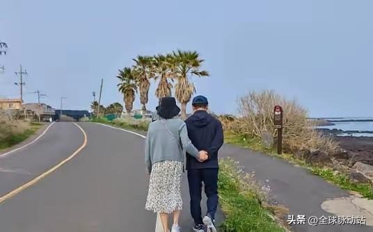 李在明夫妇，在闲暇之余，一起过二人世界，好甜蜜！[玫瑰][送自己一朵花][酸]