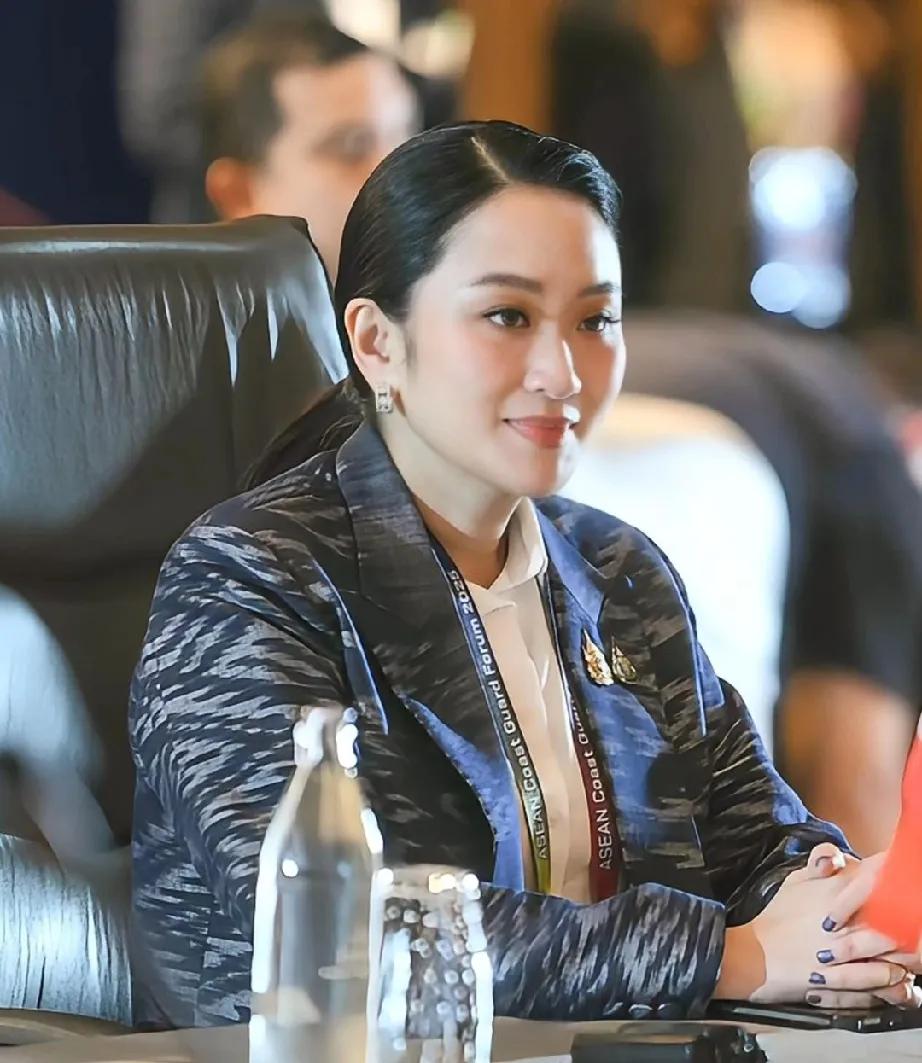申辩材料前脚刚提交，佩通坦后脚就缺席了内阁会议，反对派表示，这将作为重要信号来预