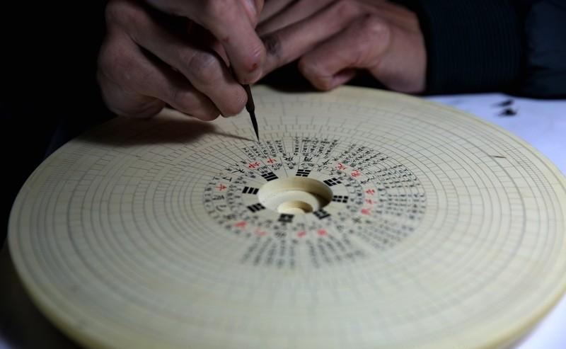 太阳在哪儿，方向就往哪边跑。
早上在东，中午在南，傍晚在西，这事儿你得记牢。
别