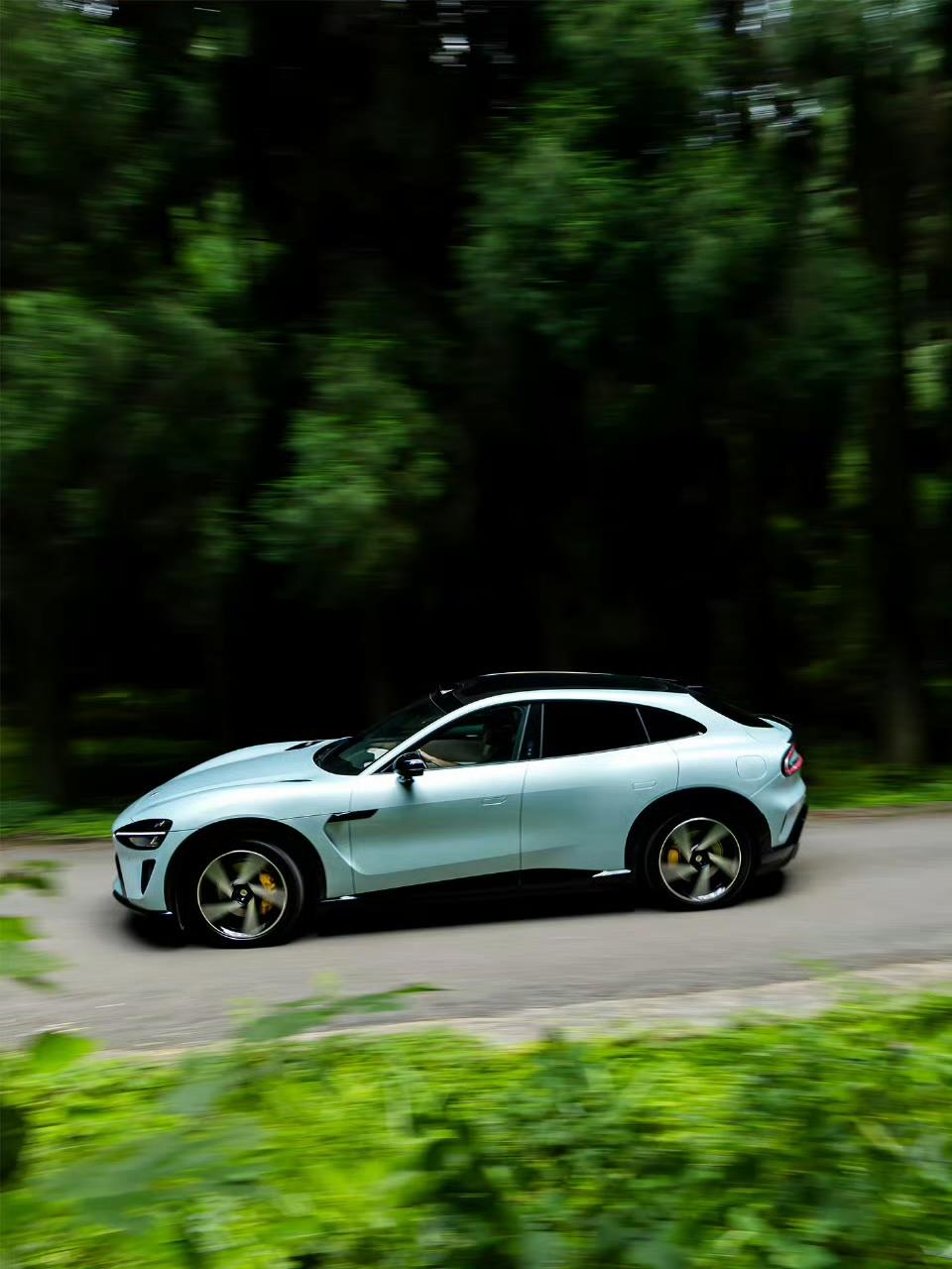 影青色小米YU7，非常惊艳。
这款车漆，灵感源于温润如玉的影青瓷，整体非常优雅，