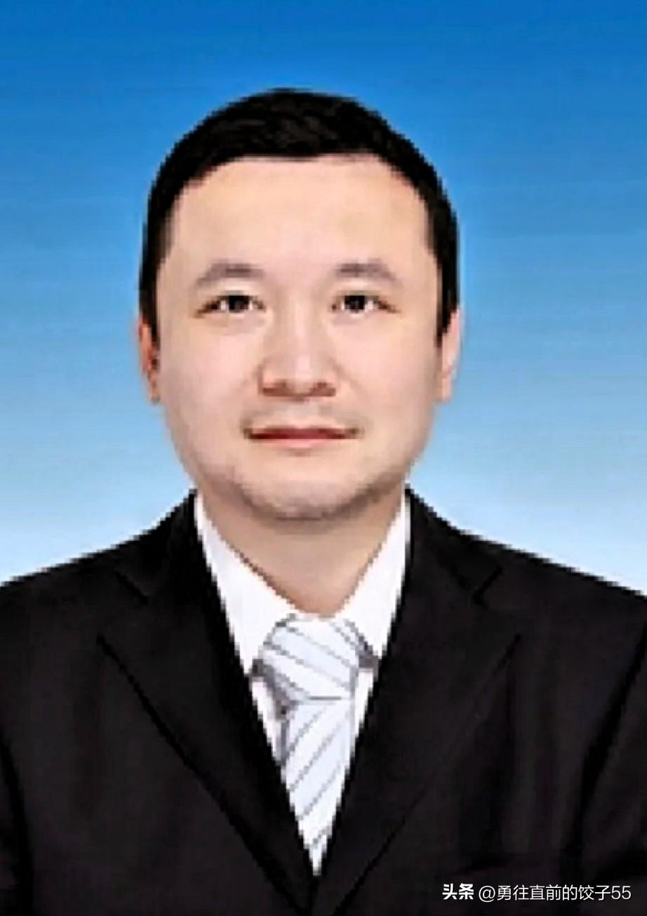 任羽中，四川资阳人，长期在北京大学系统工作。历任北京大学党办校办秘书室主任，北京