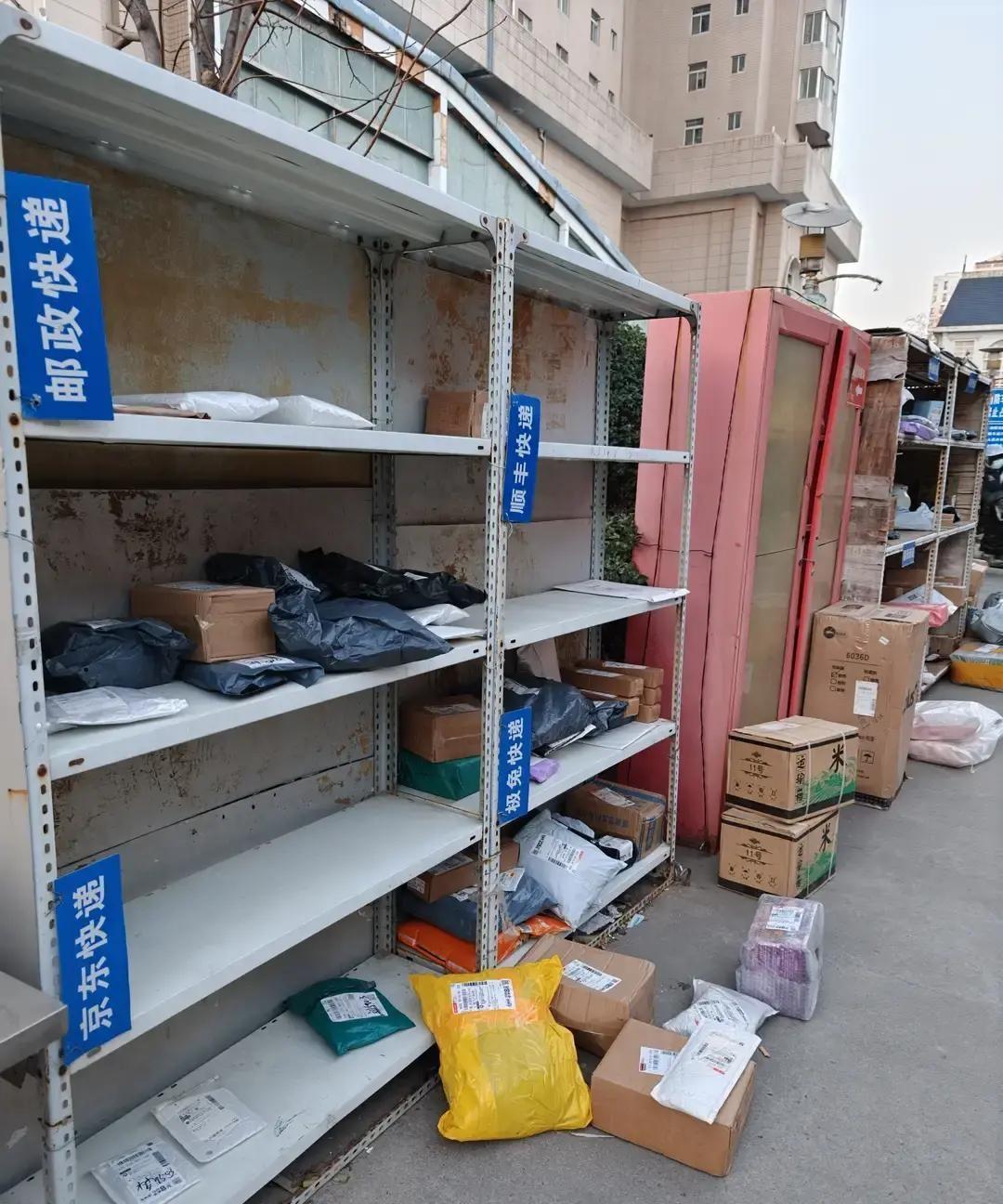 杨姐每月拿3600块退休金，遛狗种花逛街，日子挺自在。
可一提27岁女儿结婚，她