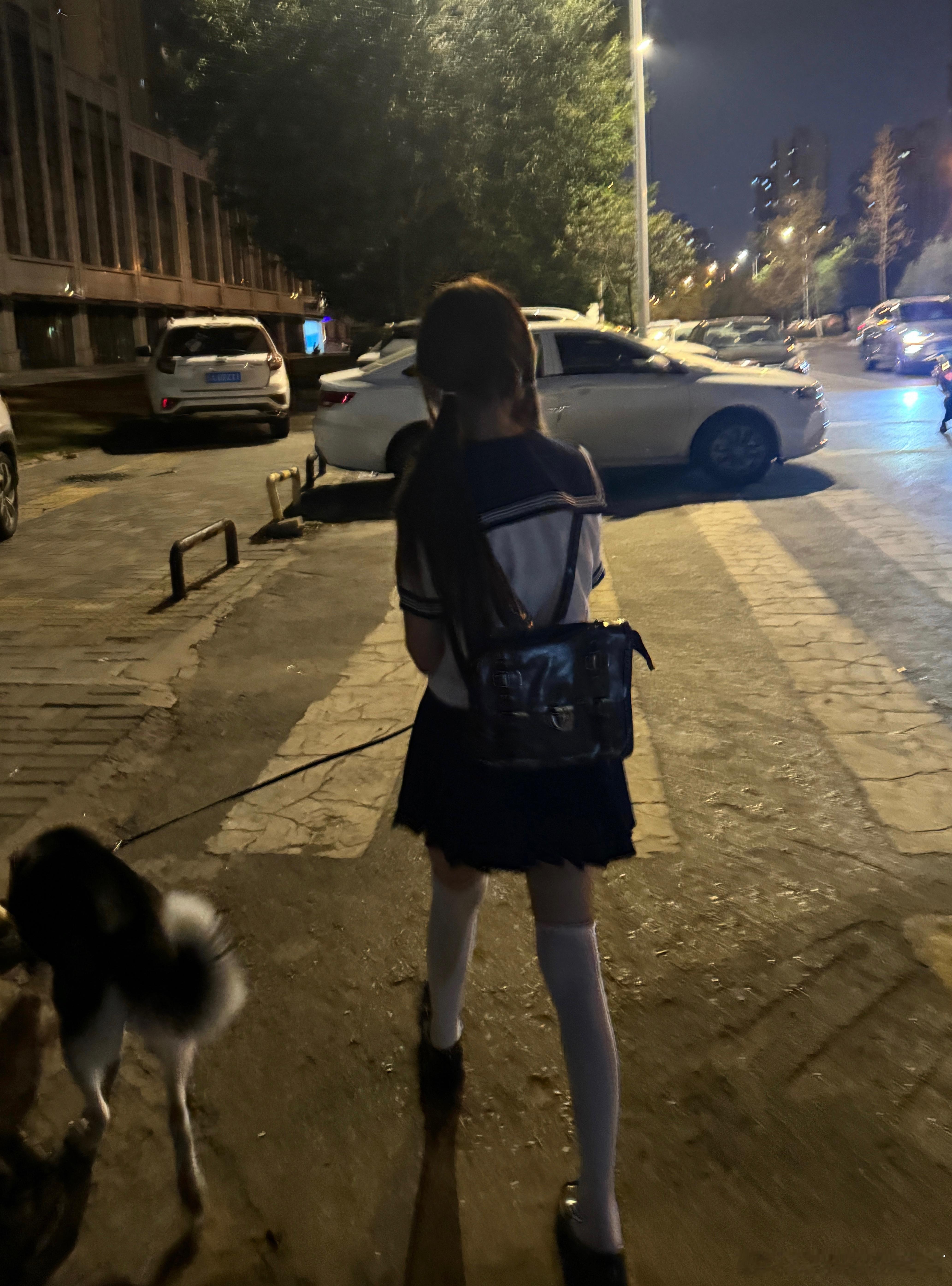 和女朋友一起散步 她小小的好可爱 ​​​