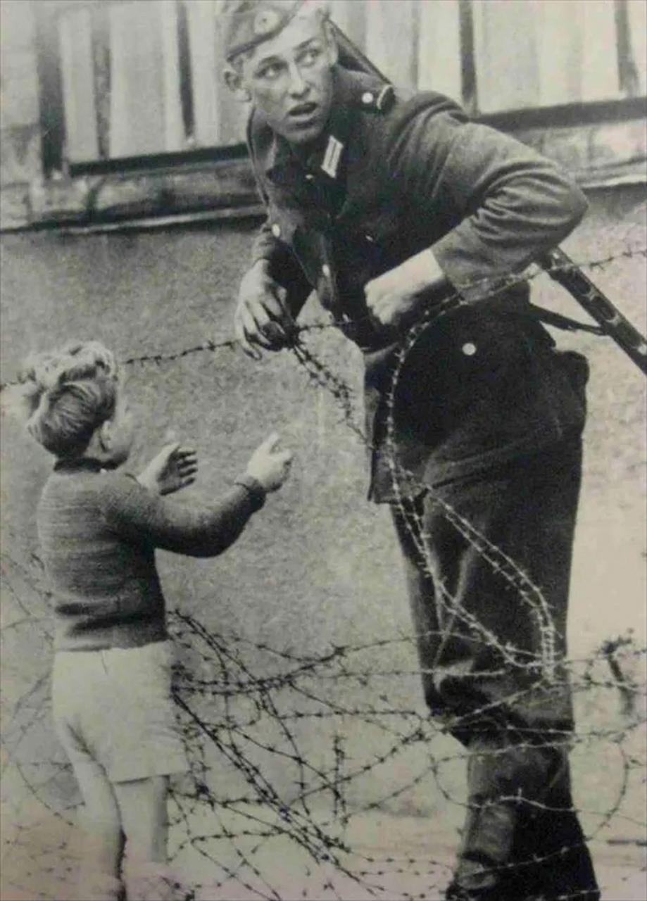 1961年，一名东德士兵为了一个素不相识的小男孩，冒着生命危险拉开柏林墙上的一道