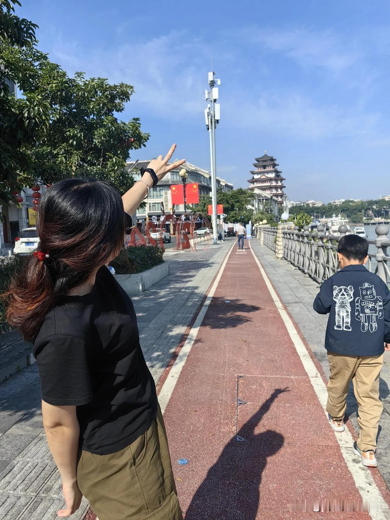#秋日生活打卡#秋天好美呀！“一半是夏末的余热，一半是秋天的微凉”