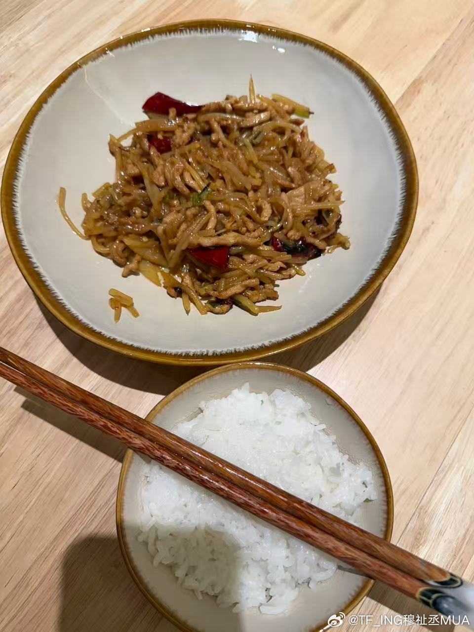 唉看穆祉丞做菜我嘴上说宝宝做的看起来好好吃，好心疼啊只吃这么一小碗，其实心里想的