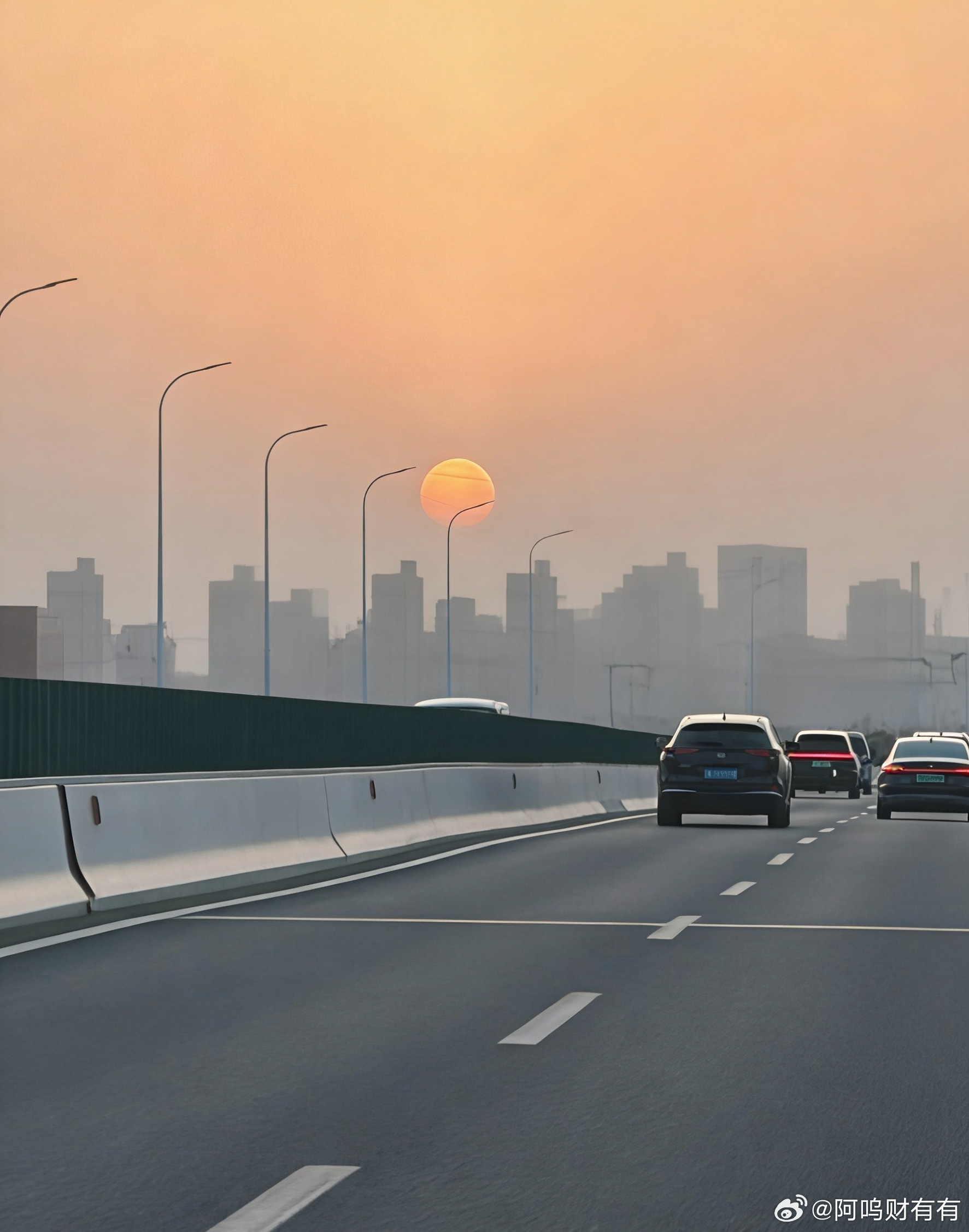 上海回苏州的路上，拍到了大大的夕阳。 