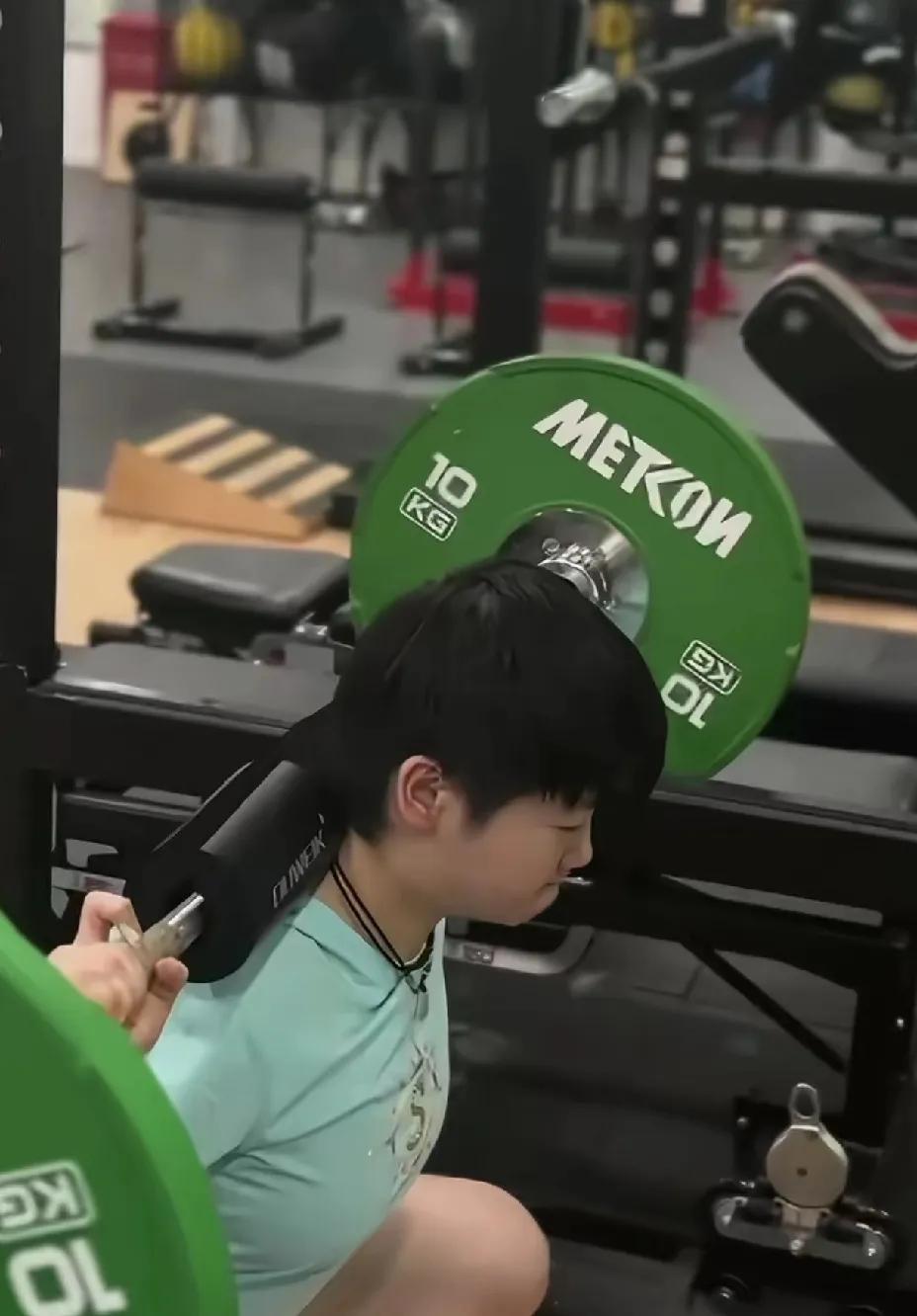 孙颖莎发抖音了，
多哈世乒赛结束啦，
下个赛场继续加油！

抖音里她发的日常体能
