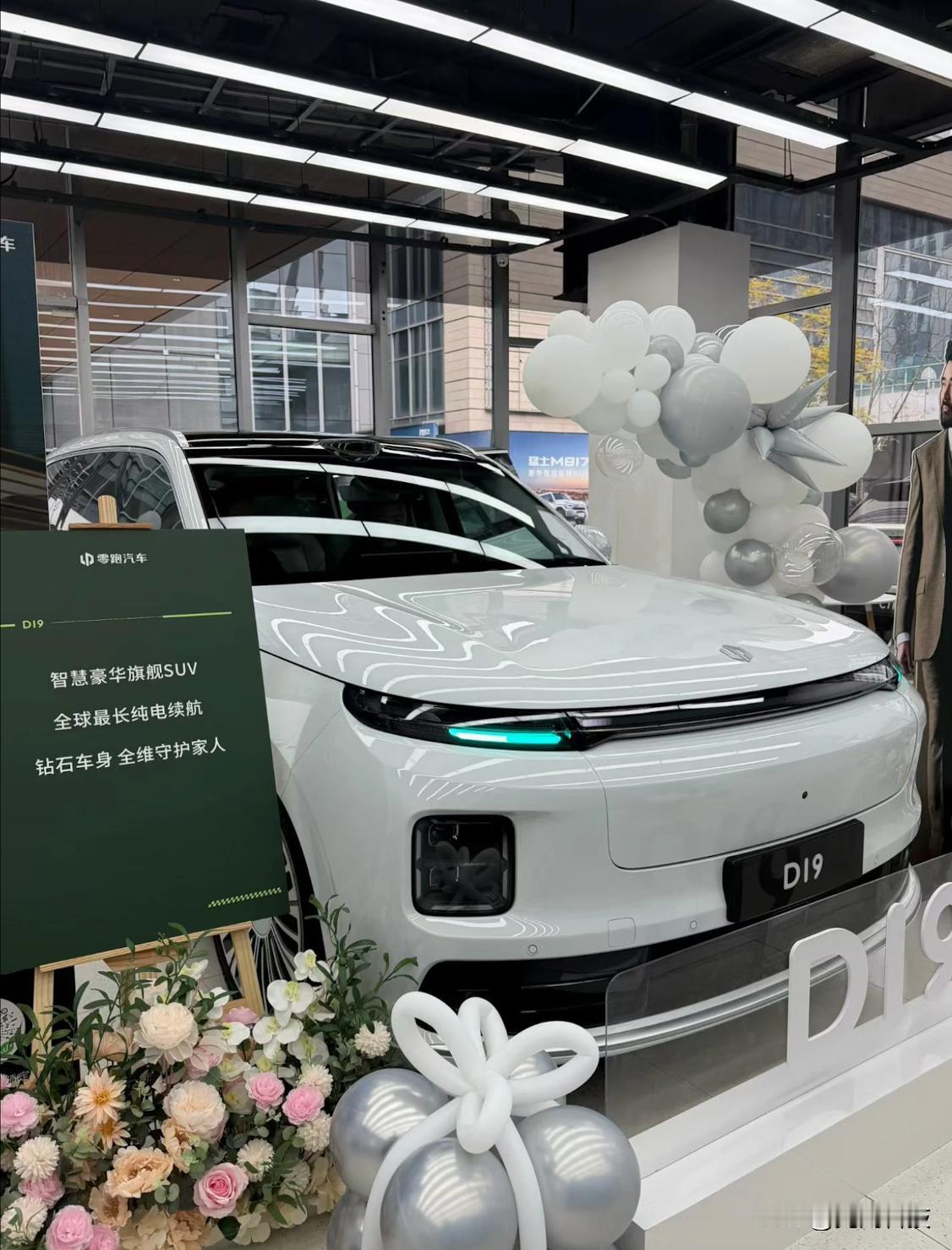 当媳妇儿“赖”在零跑D19的二排座椅上时，我就知道到底该选谁了。
 
自从家里添