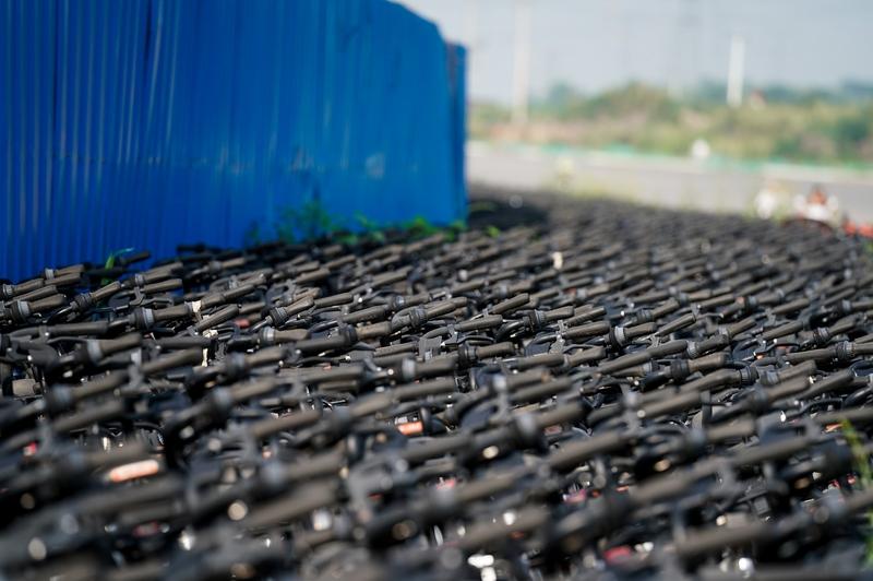 取消汽车年检这事儿，争议挺大。我觉得不能一竿子打死。年检初衷是好的，能排查隐患车