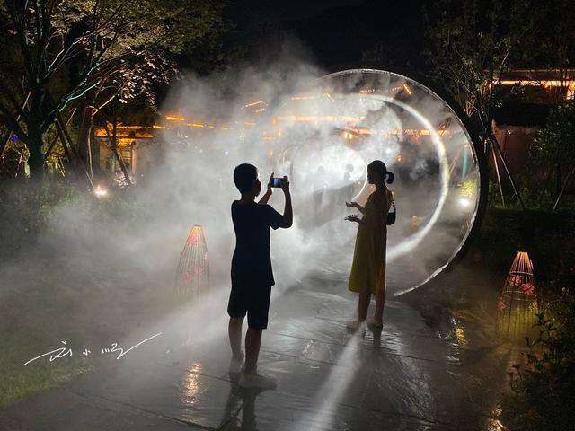 如今游客旅游时，除欣赏自然风光与人文古迹，也爱打卡特色网红景点，江西上饶铅山县的