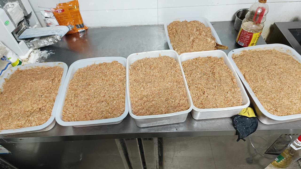 晚上8点钟我都洗完澡上床休息了，一个老客户打电话要订20笼速冻汤包，明天早晨带到