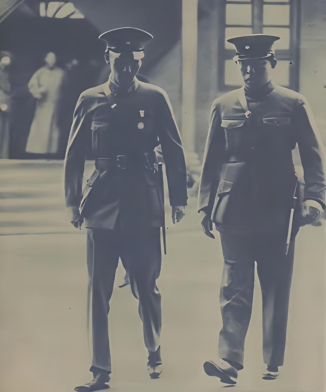 这是1935年武汉行营成立典礼结束后，蒋中正与张汉卿肩并肩走出会场。张汉卿被任命