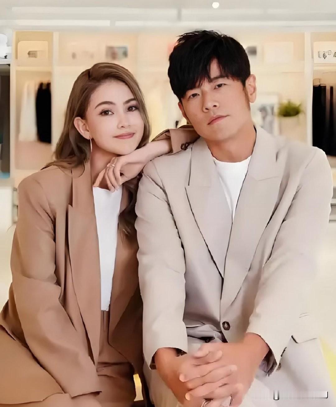 哈哈哈哈！这种“不刻意撒糖，却处处是糖”的互动，是最自然的，哎！时间是把杀猪刀，