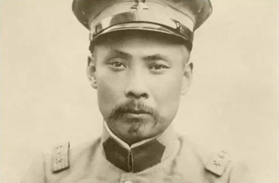 民国年间，北京城里流传着一个怪话——

段祺瑞这个人，打过袁世凯，赶过张勋，三次