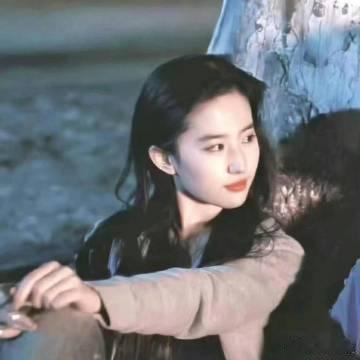 成都巨型刘亦菲成了网红打卡点 成都东郊记忆的巨型刘亦菲海报墙成为了新的网红打卡点
