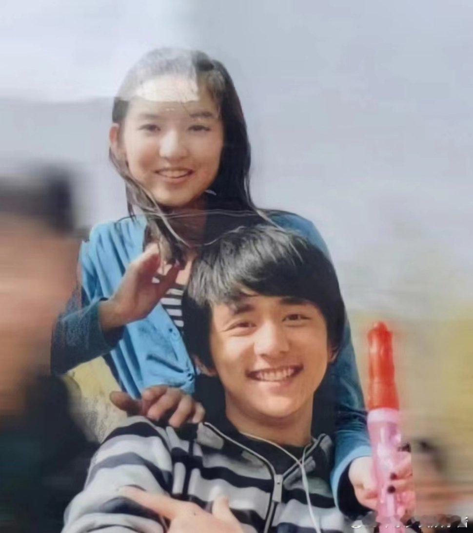 王玉雯姐姐小时候还怪时髦的嘞 ​​​