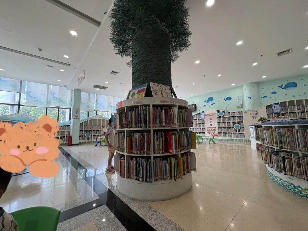 顺德儿童图书馆 1楼绘本好多，小学生几乎都在楼上疯狂写作业，只有小小朋...