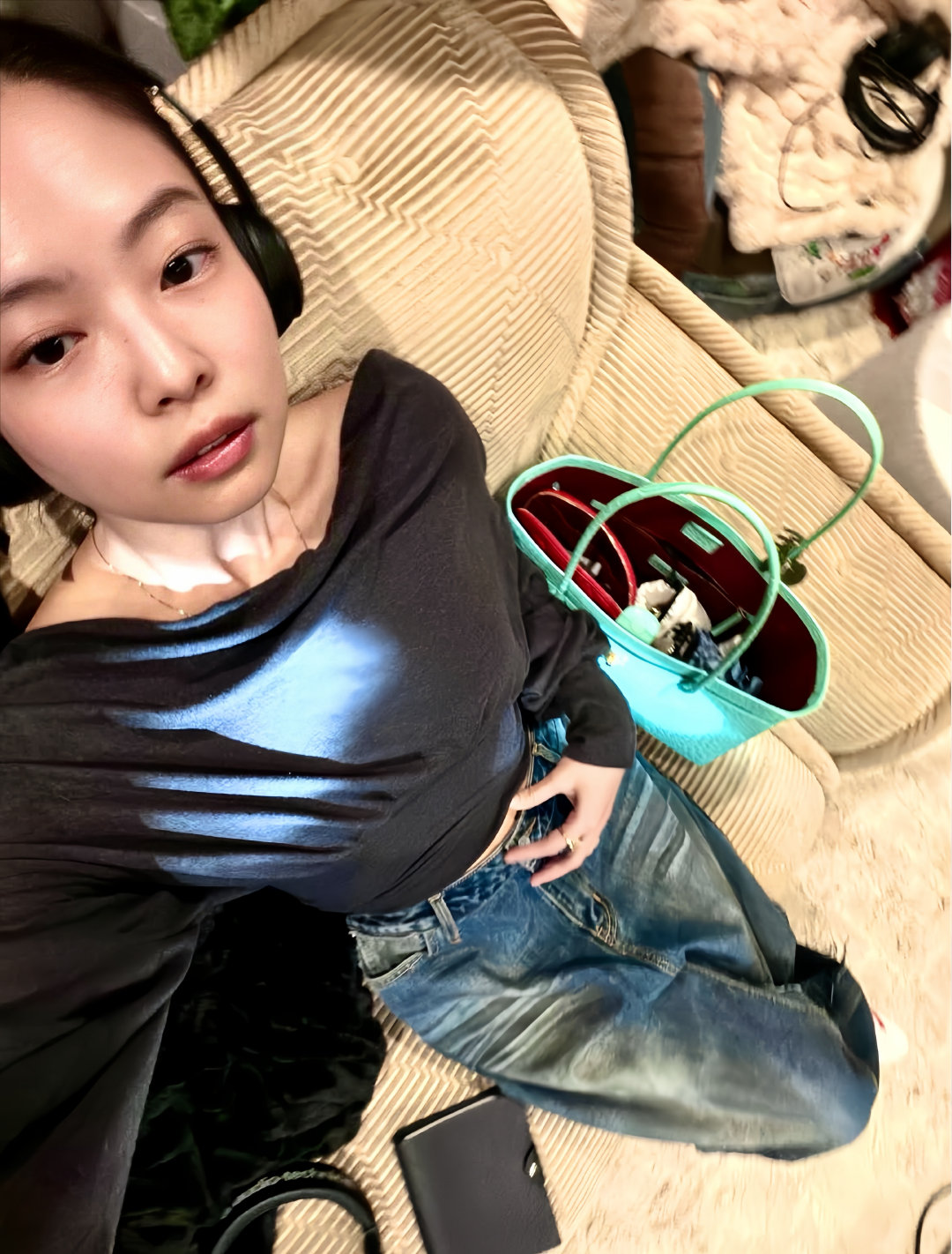 Jennie一顶帽子戴七年 粉丝细心发现 Jennie 多年穿搭细节，同款棒球帽