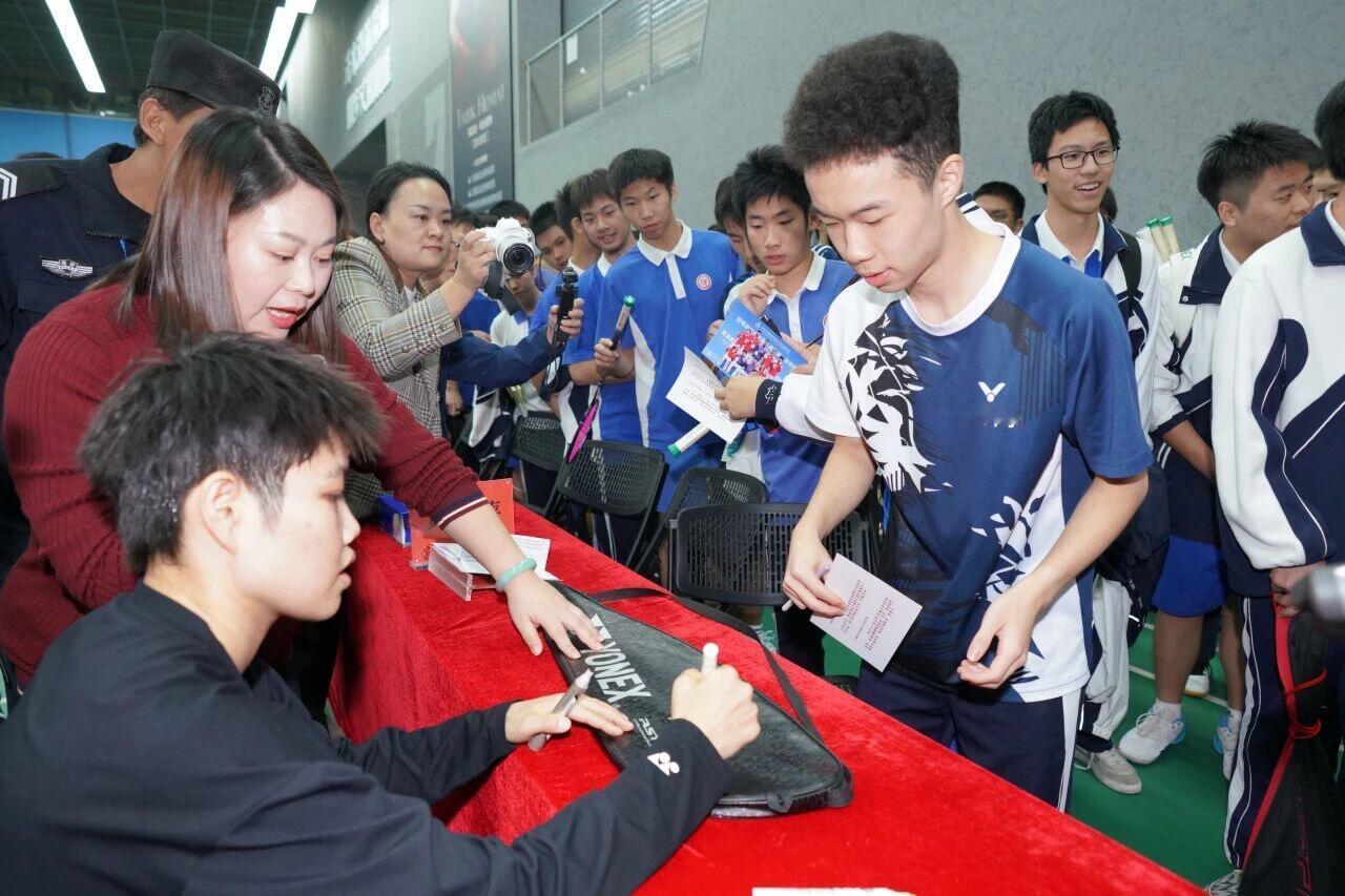 黄东萍11月28日深圳红岭活动还有图，黄教授在人群中很亮眼，对写生也很好哦，很会