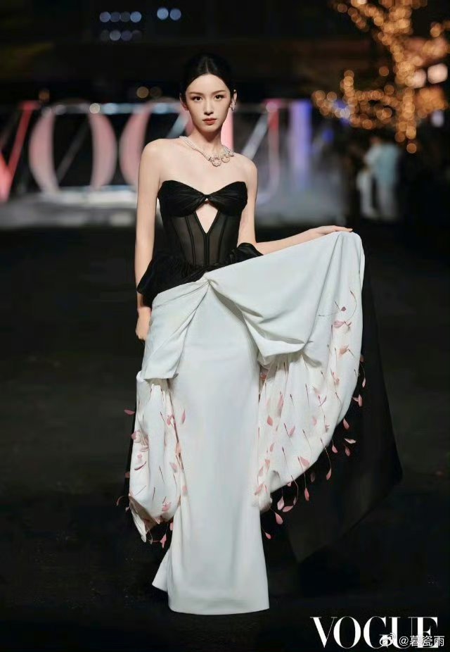 周也和姐姐 大明星和设计师谁还记得也子那场夜与昼！！很漂亮 