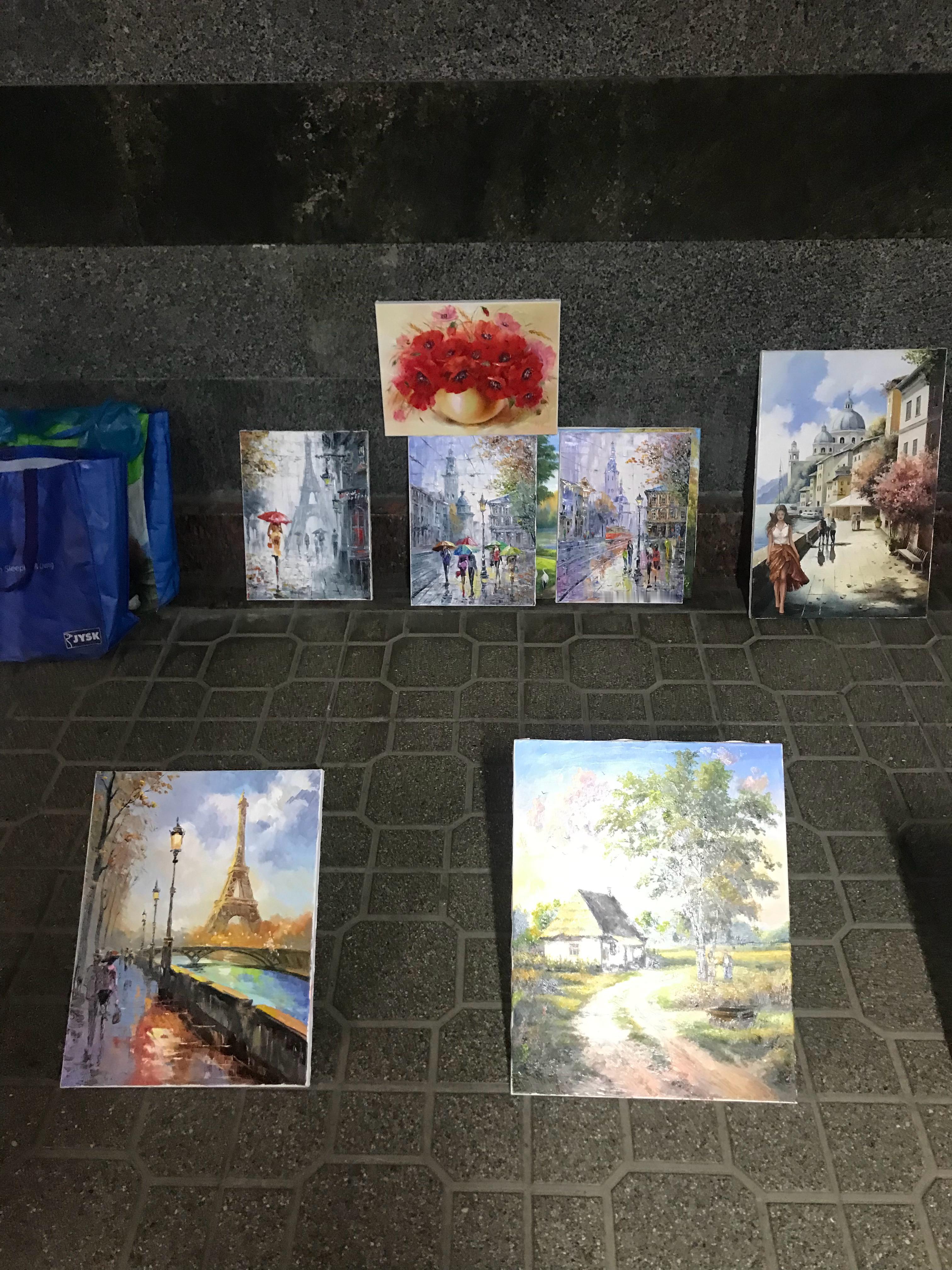 在地下通道看到一位中年男子在卖画，我自我介绍后，说可以帮他把画卖到中国。加了联系