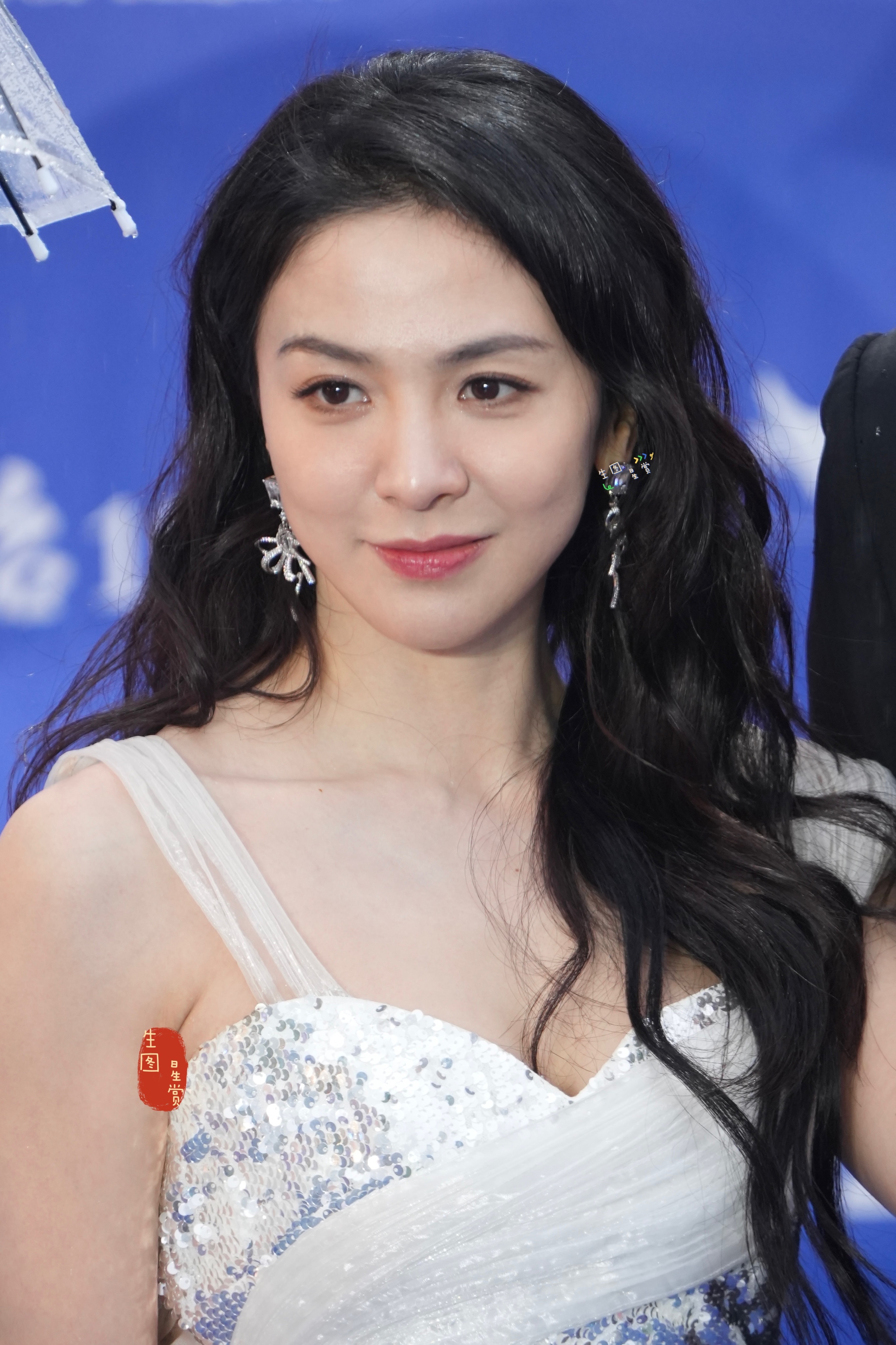 权威脸唐诗逸，眉眼间透着艺术气质北京国际电影节 开幕式红毯出图 