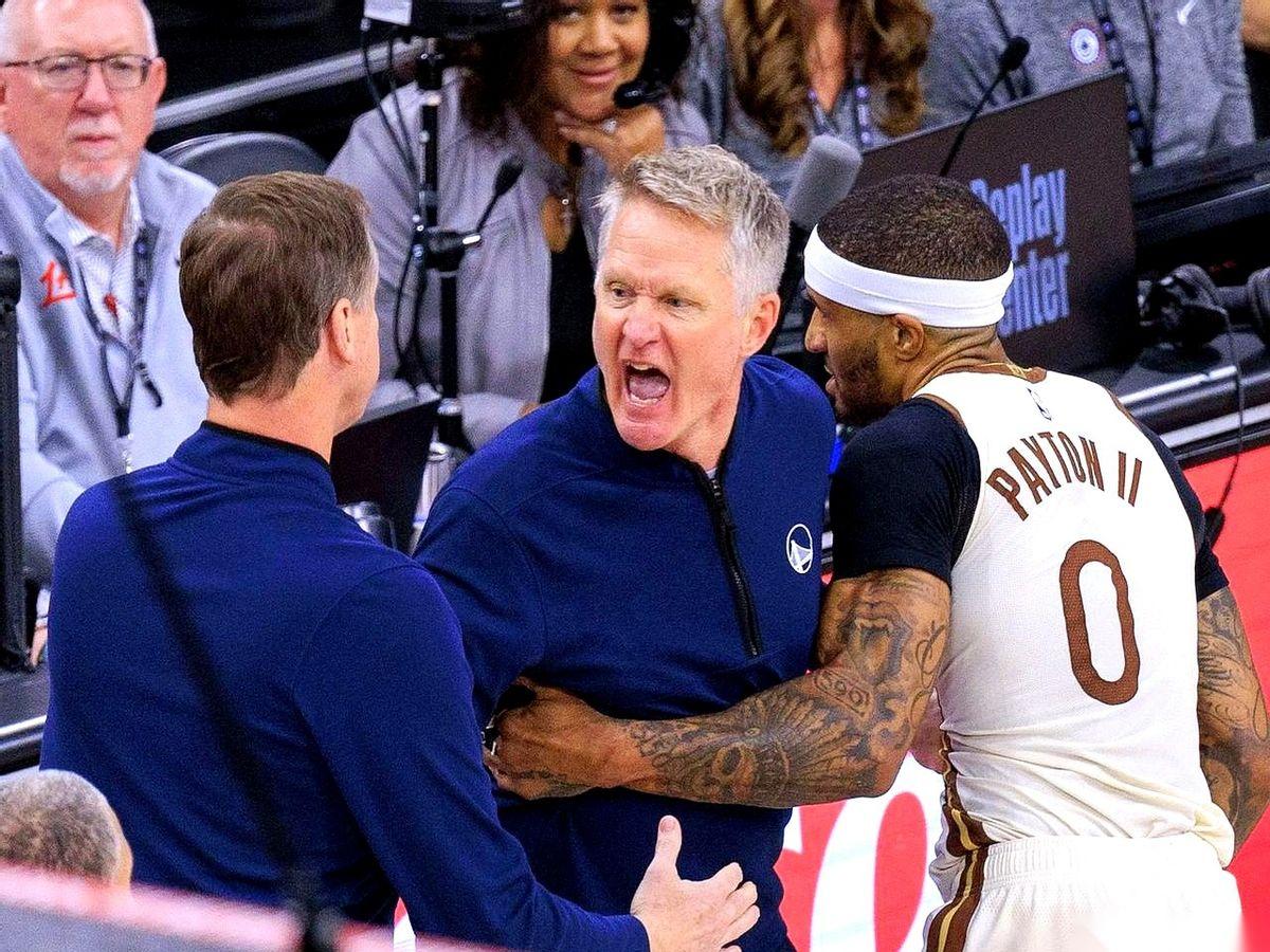 勇士队主教练科尔，那个文质彬彬的战术大师，最近差点在场上把裁判给打了。
哨声一响