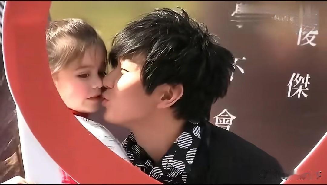 林俊杰？？？ 一个成年男子亲一个陌生幼童的嘴到底在浪漫什么？亲脸就算了亲嘴干什么