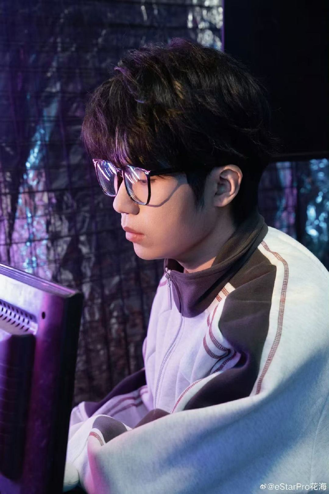 花海与过去交手转身看见明亮的未来花海生日写真花海与过去交手转身看见明亮的未来 