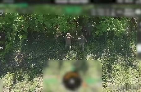 俄罗斯士兵在乌克兰无人机帮助下投降。

这事听起来有点绕。俄罗斯士兵，在乌克兰无