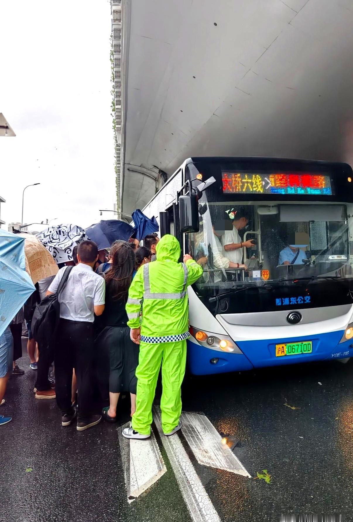 今早龙阳路这一带，真把“早高峰”挤成了硬仗。
地铁站口一层叠着一层，公交站的人直