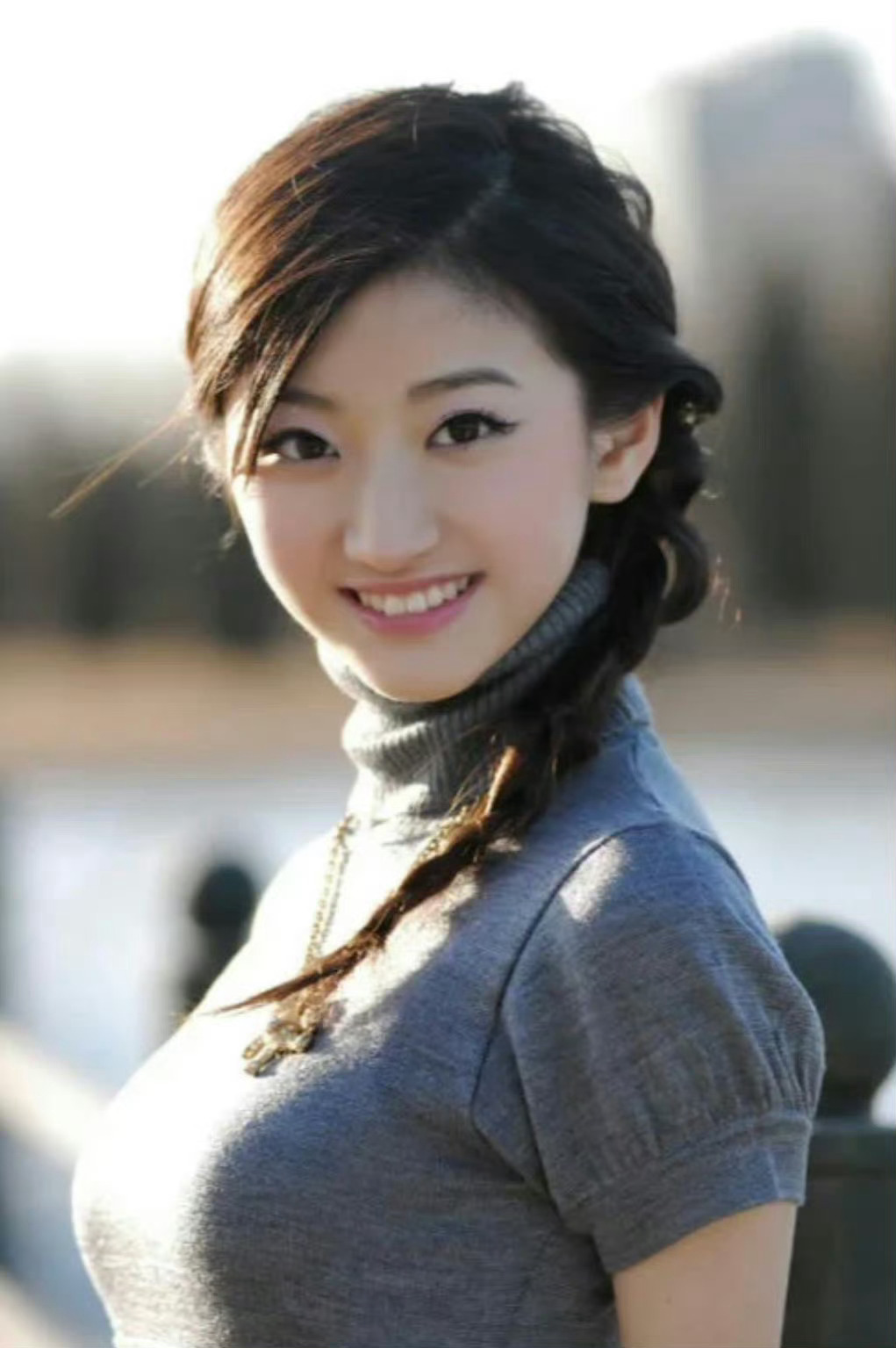明明是个大美女，评论区怎么全是叫妈妈的？
