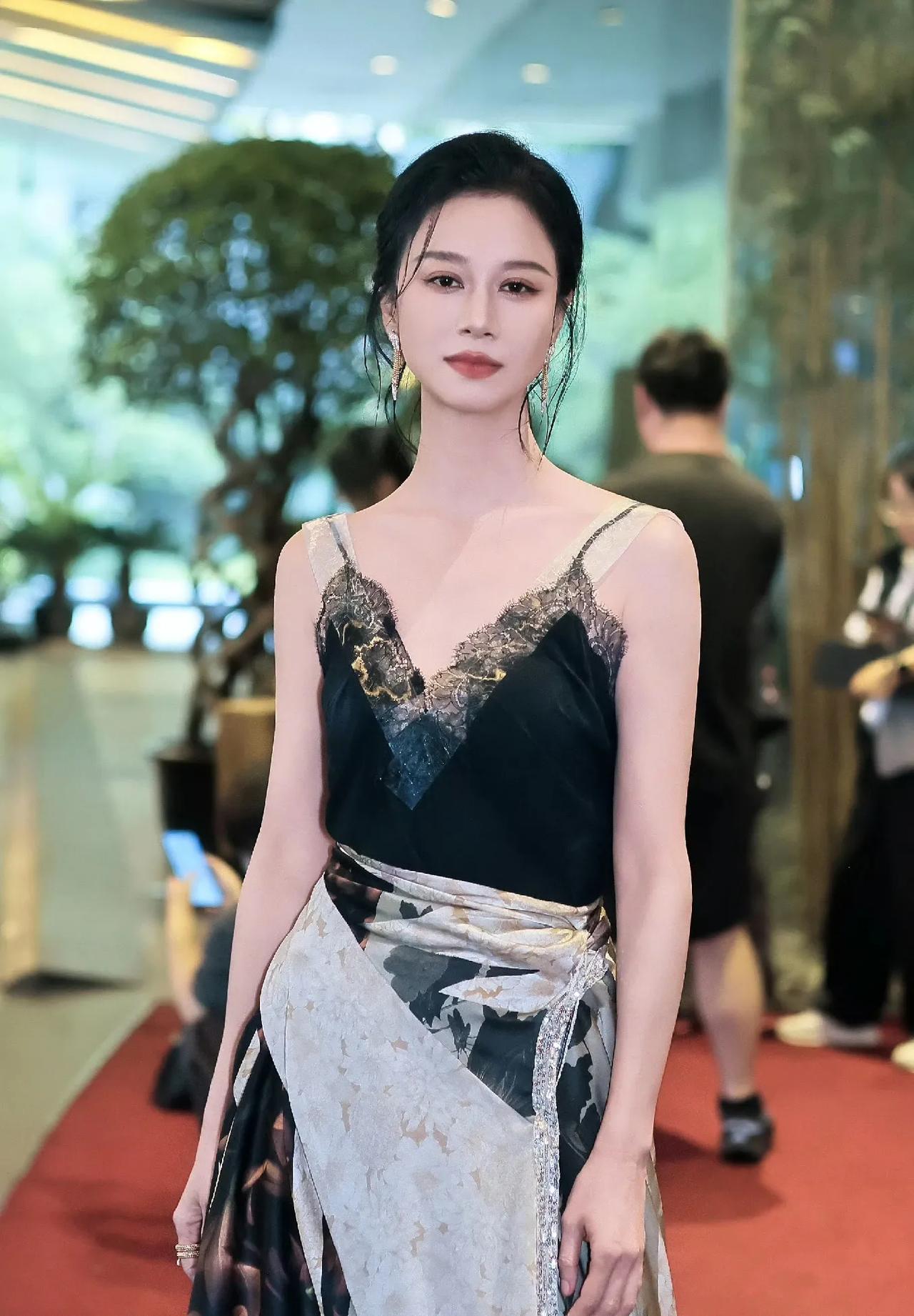 倪虹洁这套穿搭太懂女人味
黑蕾丝吊带温柔妩媚，拼色半裙设计感十足
不浮夸却自带高