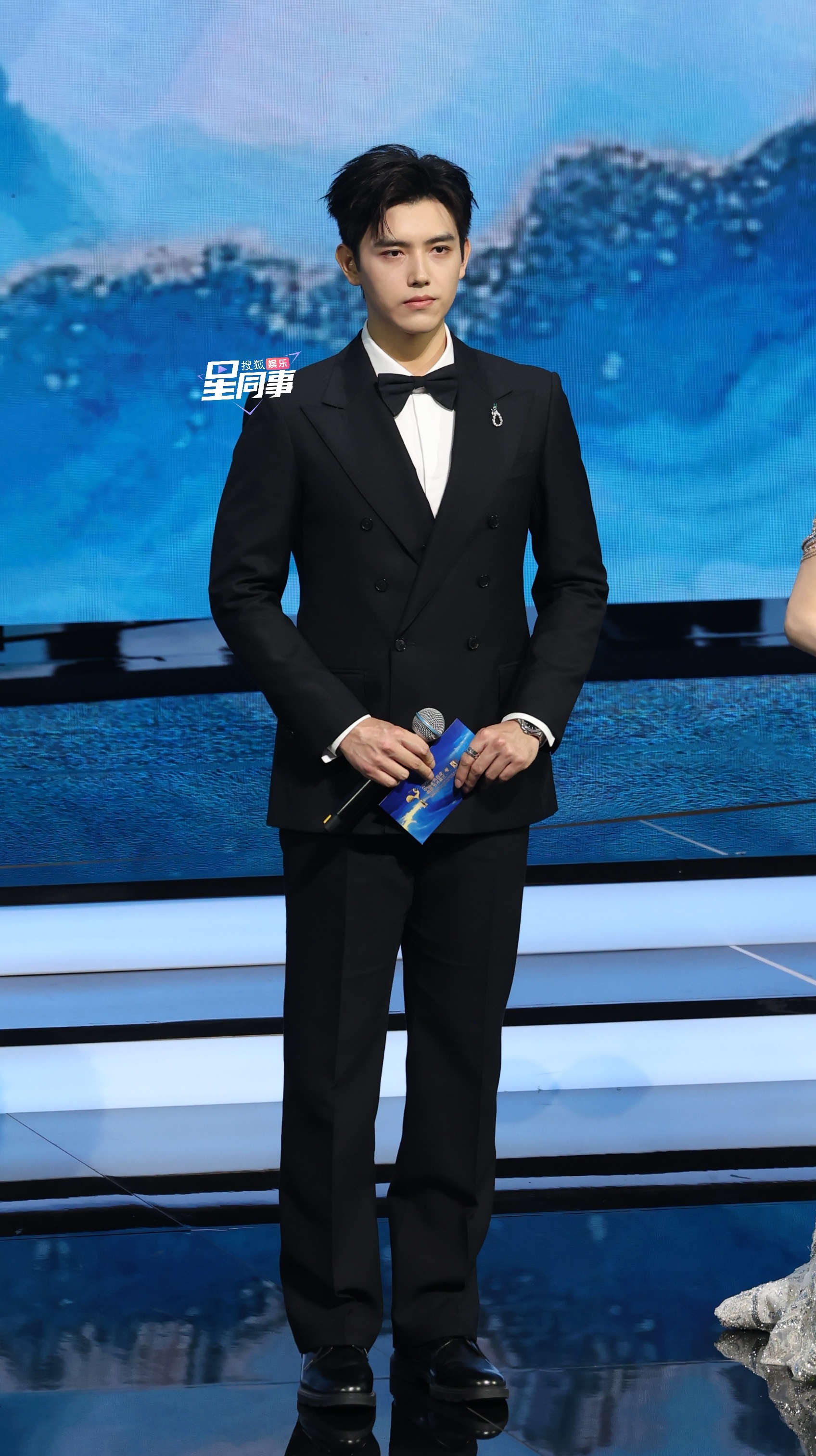 金鸡奖开幕式主持生图来看看帅哥状态！  