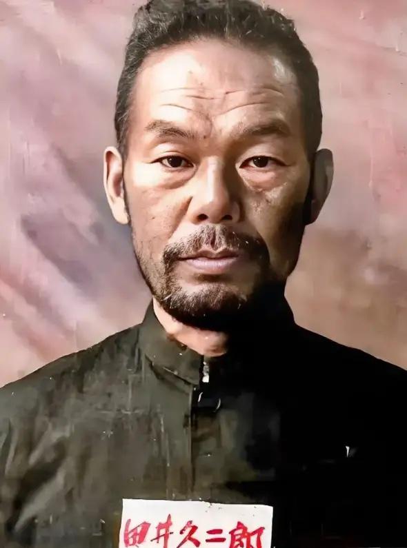 照片上的人颧骨高耸，嘴角朝下扯着，透出一股让人后背发凉的冷。这张照片拍摄于196
