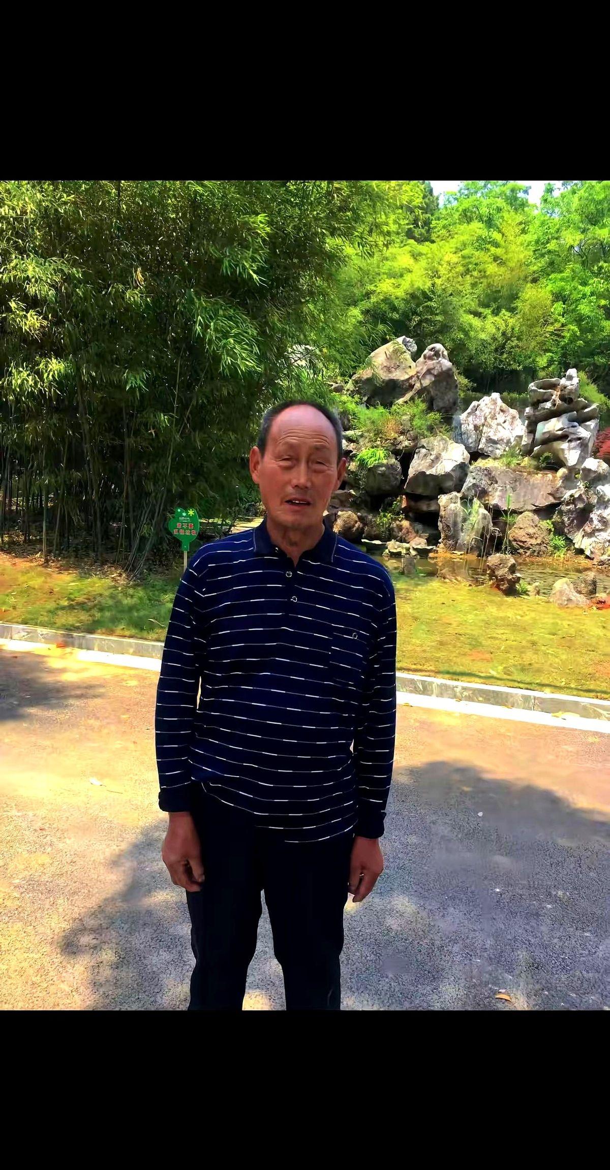 我爸是前一天上午走的，九点五十六分。
家里很静，静得只剩下墙上挂钟的滴答声。
第