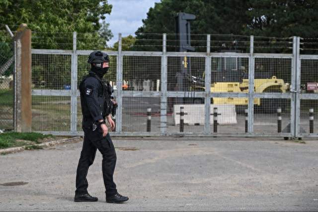 英国警方拘留5名涉嫌在费尔福德皇家空军基地附近策划袭击的男子