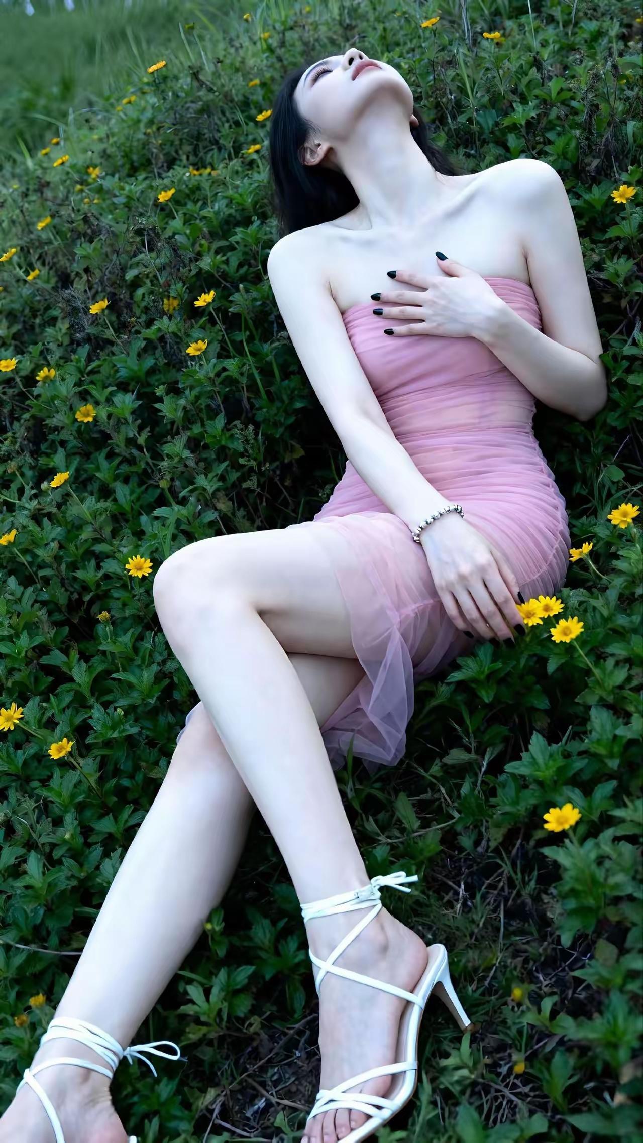 在花海中，她如梦似幻，粉裙飘飘，宛如仙子降临人间。上联：千层高山千层雾，下联怎么