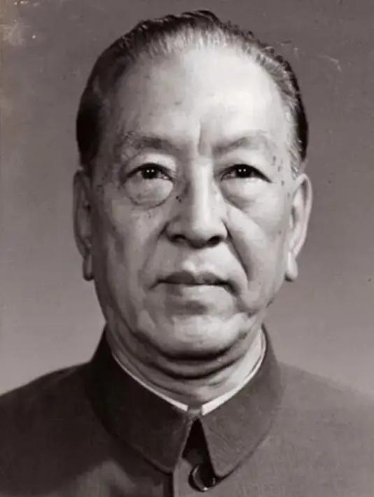 1969年，耿飚意外发现中国援阿尔巴尼亚的大量化肥，被随意堆放在田间地头，任凭日