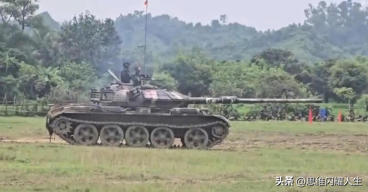 怎么搞的？昨天孟加拉国炸膛的这辆59式改进型坦克，从现场画面看坦克驾驶员直接被从