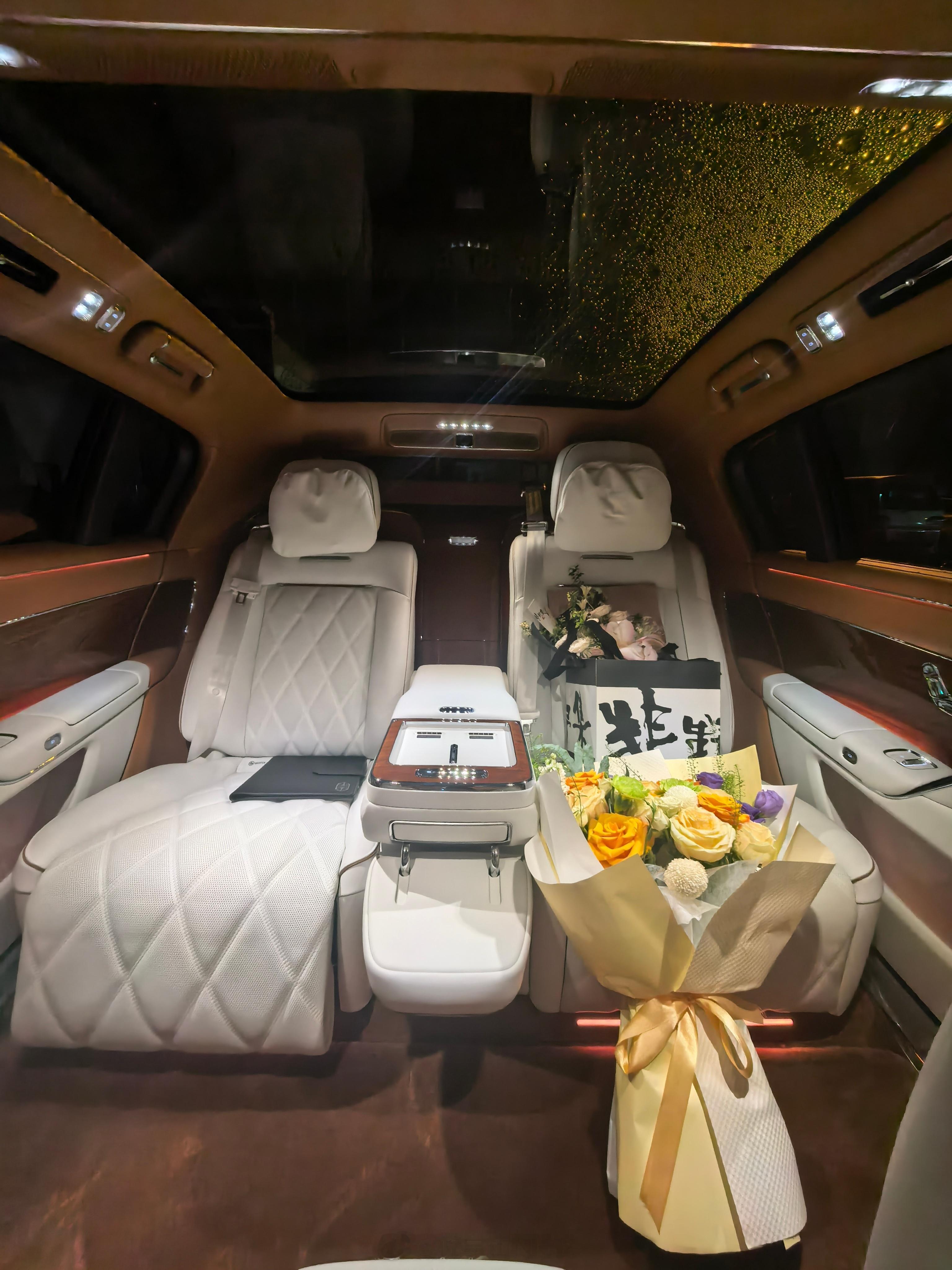 回杭州了 半夜在杭州开开昨天提的尊界33岁 还是很有成就感 放10年前 我真的不