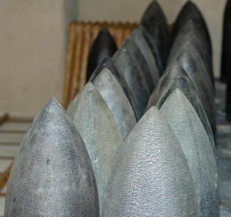 脱壳穿甲弹为啥要脱壳？这得从它的设计初衷说起。发明次口径穿甲弹，是想用粗炮管发射