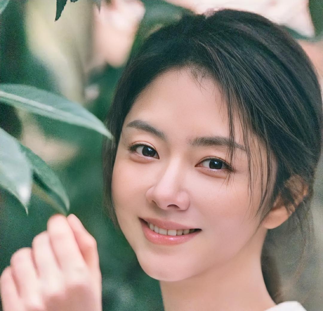 35岁，脸嫩得像高中生，感情上却是个“怂包”。
谭松韵在节目里自曝，有男生靠近